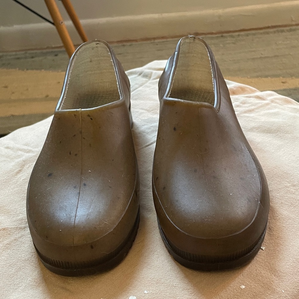 EUC Platicana garden clogs in sepia